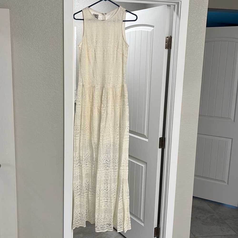 BEAUTIFUL Lace Maxi dress. lined. Zip back closure